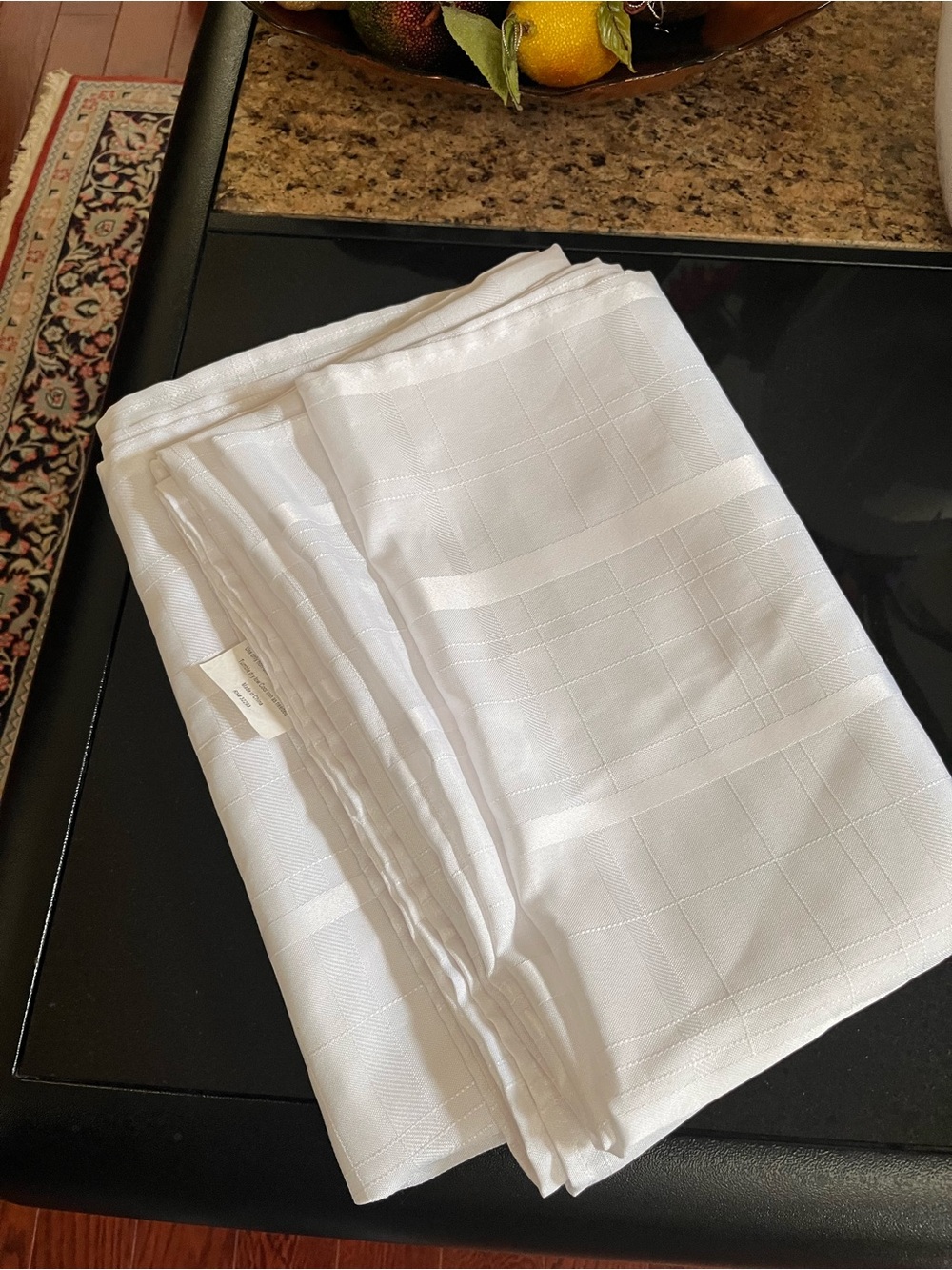 White Luxury 100% polyester table cloth - Unbranded